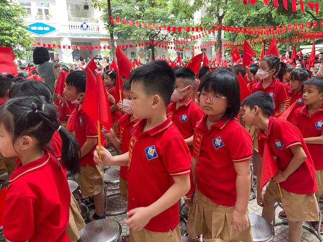 Phì cười trước loạt khoảnh khắc cưng xỉu ngày lễ Khai giản: Có em hớt hải vì đến muộn, em lại ngủ gật ngay lúc chào cờ - Ảnh 7.