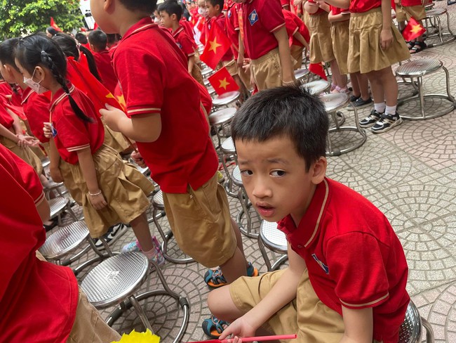 Phì cười trước loạt khoảnh khắc cưng xỉu ngày lễ Khai giản: Có em hớt hải vì đến muộn, em lại ngủ gật ngay lúc chào cờ - Ảnh 8.