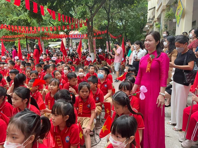 Phì cười trước loạt khoảnh khắc cưng xỉu ngày lễ Khai giản: Có em hớt hải vì đến muộn, em lại ngủ gật ngay lúc chào cờ - Ảnh 10.