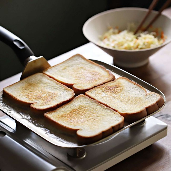 Chỉ mất khoảng 10 phút bạn sẽ có món bánh mì nướng bắp cải trứng cho bữa ăn sáng ngon tuyệt - Ảnh 4.