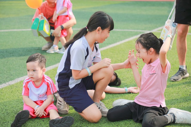 Ngày hội đặc biệt tại trường mầm non ở Hà Nội: Cha mẹ và con vừa được rèn thể lực, vừa được gần gũi, thấu hiểu nhau hơn - Ảnh 2.