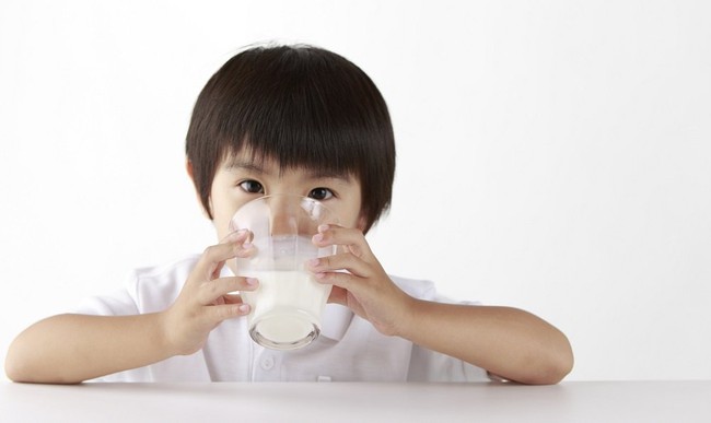 Bé uống 2-3 hộp sữa mỗi ngày nhưng không cao lên, bác sĩ chỉ ra sai lầm khi chọn sữa cho con - Ảnh 3.