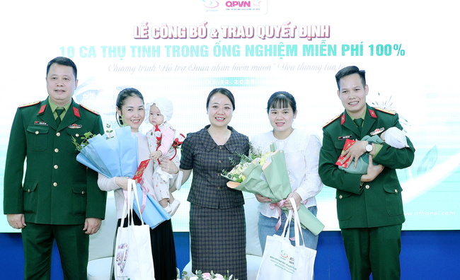 Thạc sĩ Bác sĩ Lê Thị Thu Hiền - Giám đốc chuyên môn Bệnh viện Nam học và Hiếm muộn Hà Nội tặng quà 2 gia đình đã sinh con thành công nhờ các gói hỗ trợ 100% chi phí thực hiện IVF dành cho Quân nhân hiếm muộn năm 2021 và 20.jpg Thạc sĩ Bác sĩ Lê Thị Thu Hiền - Giám đốc chuyên môn Bệnh viện Nam học và Hiếm muộn Hà Nội tặng quà 2 gia đình đã sinh con thành công nhờ các gói hỗ trợ 100% chi phí thực hiện IVF dành cho Quân nhân hiếm muộn năm 2021 và 20.jpg