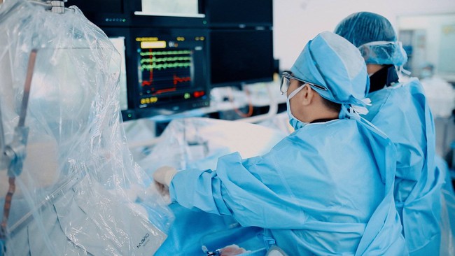 Thay van động mạch chủ qua da cho cụ ông 83 tuổi mà không cần phải mổ mở - Ảnh 1. Thay van động mạch chủ qua da cho cụ ông 83 tuổi mà không cần phải mổ mở - Ảnh 1.