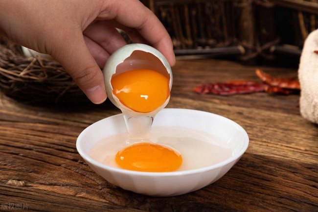 Trứng hấp ngon đẳng cấp đầu bếp: Thao tác cần thiết để món ăn mềm mượt, vàng ngon và không bị lỗ khí - Ảnh 2.