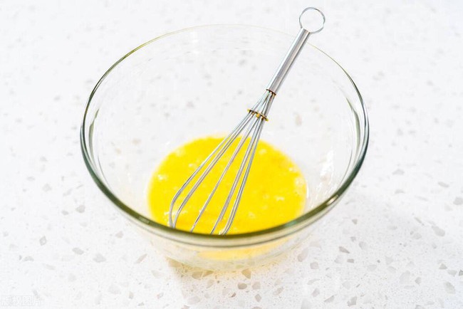 Trứng hấp ngon đẳng cấp đầu bếp: Thao tác cần thiết để món ăn mềm mượt, vàng ngon và không bị lỗ khí - Ảnh 4.