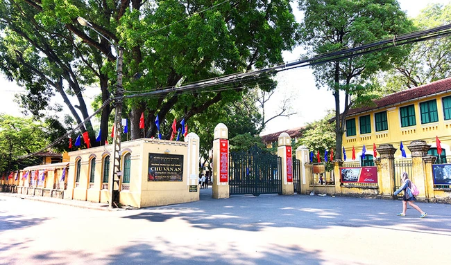 10 trường THPT công lập lấy điểm chuẩn cao ở Hà Nội - Ảnh 1.