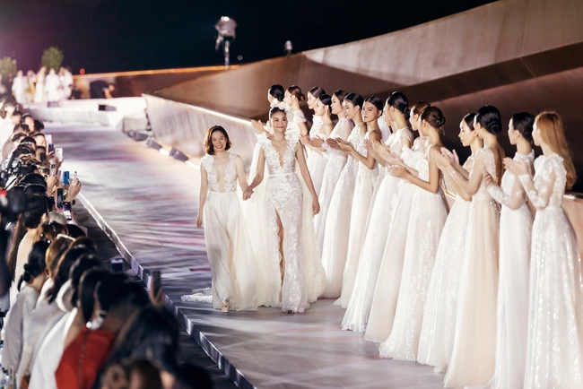 Hoa hậu Ngọc Châu catwalk cùng mẹ trong bộ áo dài cách tân - Ảnh 9.