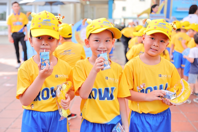 “Bài tập khởi động tăng trưởng chiều cao và sức khỏe” và bí quyết 6 chữ giúp con cao lớn tự tin - Ảnh 2. “Bài tập khởi động tăng trưởng chiều cao và sức khỏe” và bí quyết 6 chữ giúp con cao lớn tự tin - Ảnh 2.