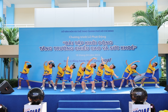 “Bài tập khởi động tăng trưởng chiều cao và sức khỏe” và bí quyết 6 chữ giúp con cao lớn tự tin - Ảnh 1. “Bài tập khởi động tăng trưởng chiều cao và sức khỏe” và bí quyết 6 chữ giúp con cao lớn tự tin - Ảnh 1.