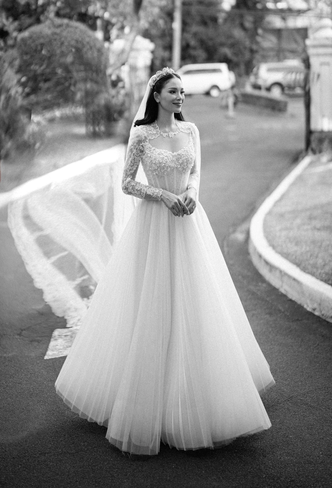 Hoa hậu Đỗ Mỹ Linh đẹp tựa nữ thần trong thiết kế váy cưới của NTK PL
