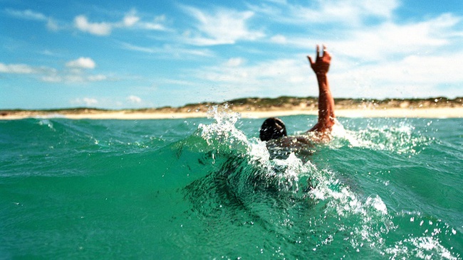 Đi bơi mùa hè: Tiết lộ quy trình cứu người bị đuối nước kịp thời - Ảnh 1.