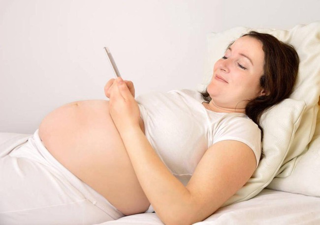 Ngoài ngủ muộn và dùng điện thoại, 4 hành vi này cực ảnh hưởng tới thai nhi - Ảnh 3.