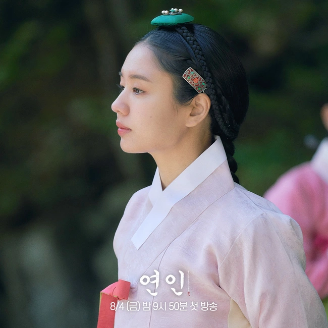 Nữ chính &quot;Người mẹ tồi của tôi&quot; xinh đẹp, đầy khí chất quý tộc ở phim lãng mạn Hàn đáng xem nhất tháng 8 - Ảnh 1.