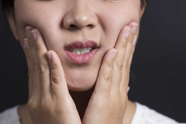 Dấu hiệu trong miệng tưởng chừng bệnh thông thường nhưng lại có thể là dấu hiệu ung thư - Ảnh 3.