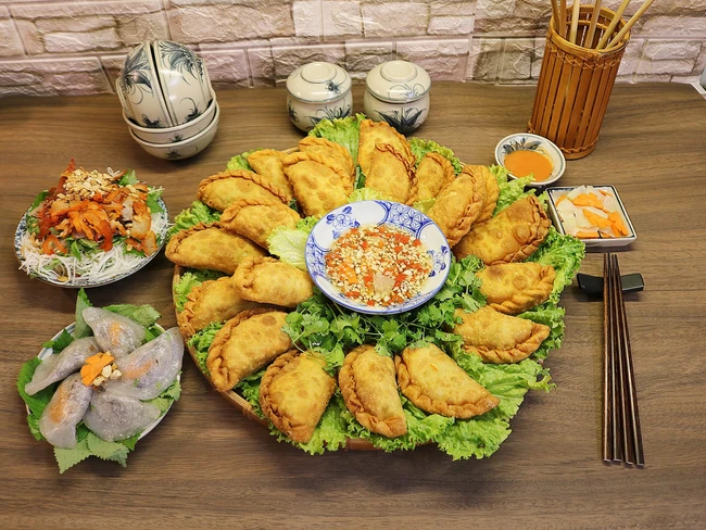 Mẹ đảm Hà Nội trổ tài làm bánh gối vỏ vàng ruộm, giòn tan, thơm ngon và hấp dẫn - Ảnh 1.