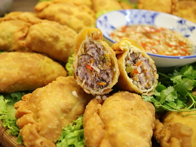 Mẹ đảm Hà Nội trổ tài làm bánh gối vỏ vàng ruộm, giòn tan, thơm ngon và hấp dẫn - Ảnh 8.