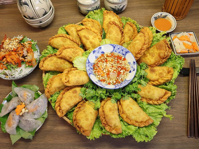 Mẹ đảm Hà Nội trổ tài làm bánh gối vỏ vàng ruộm, giòn tan, thơm ngon và hấp dẫn - Ảnh 2.