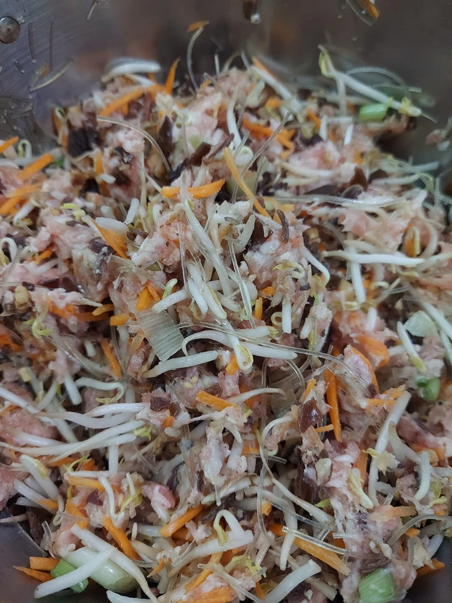 Mẹ đảm Hà Nội trổ tài làm bánh gối vỏ vàng ruộm, giòn tan, thơm ngon và hấp dẫn - Ảnh 4.