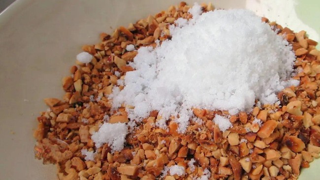 Chỉ cần một bát bột nếp và ít lạc, bạn sẽ làm được món bánh giòn dẻo thơm ngon vô cùng - Ảnh 2.