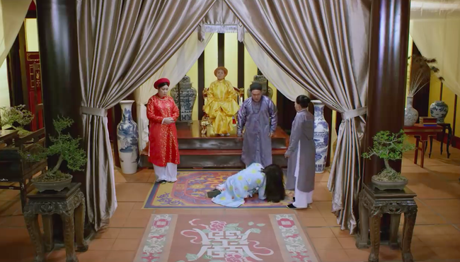 "Phượng Khấu" - Phim cung đấu đầu tiên của Việt Nam: Lộ cảnh phi tần tát nhau, Hồng Đào bị đánh vào mặt - Ảnh 3.