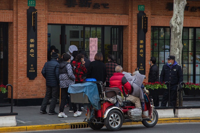 Chùm ảnh Thượng Hải ngày đầu quay trở lại làm việc trong khi corona bùng phát: Mọi người đều đeo khẩu trang, không ai dám nói chuyện với nhau! - Ảnh 11.