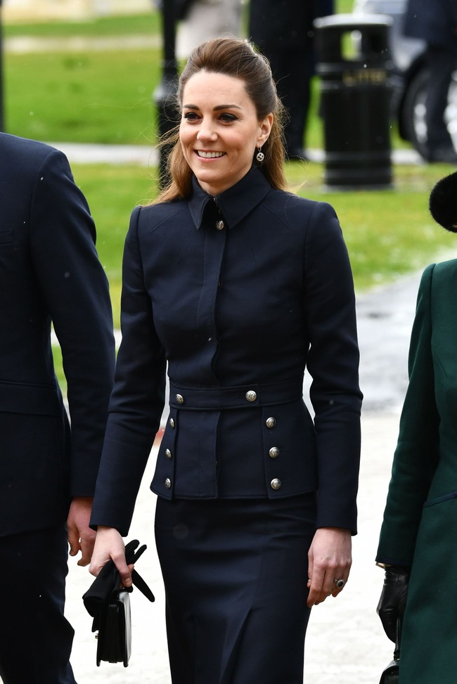 Vì bộ cánh "tố" vóc dáng gầy guộc mà Công nương Kate bị dân tình chê mặc xấu, so với bà Camilla vẫn còn thua kém - Ảnh 4.