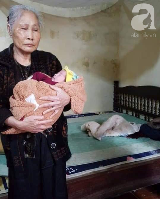 Bà Kiện ôm ấp đứa cháu với nỗi buồn tê thảm