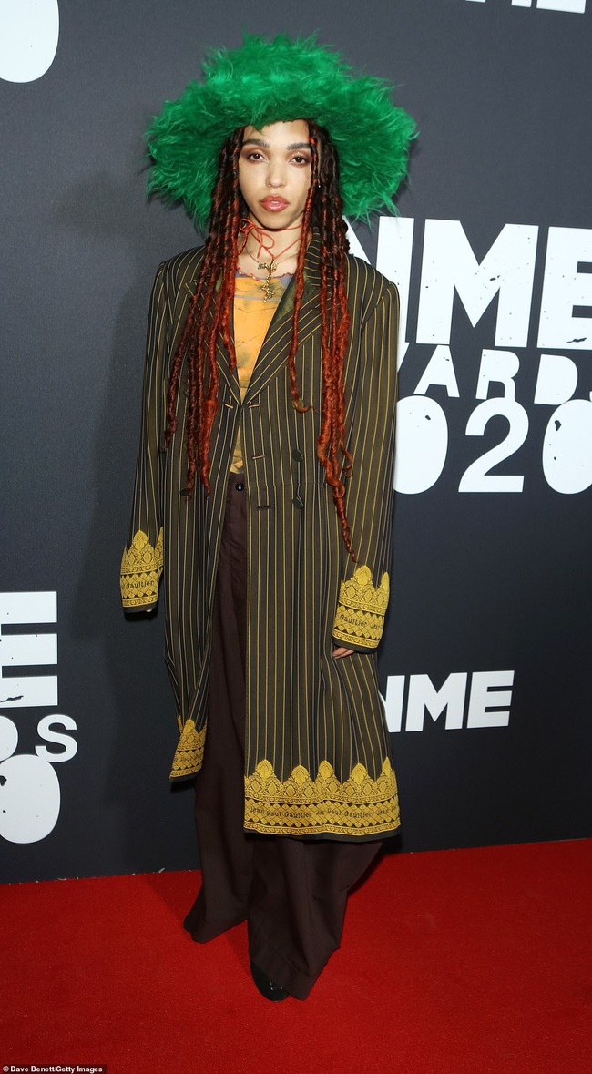 Thảm đỏ NME Awards 2020: Taylor Swift đơn giản mà sang chảnh, "chặt đẹp" hội chị em trưng diện màu mè - Ảnh 8.