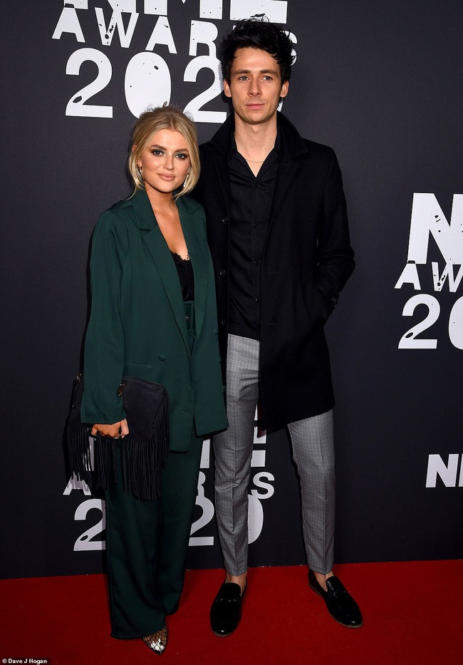 Thảm đỏ NME Awards 2020: Taylor Swift đơn giản mà sang chảnh, "chặt đẹp" hội chị em trưng diện màu mè - Ảnh 4.