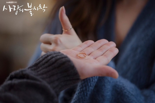 Sự thật về cặp nhẫn đôi của Hyun Bin và Son Ye Jin sẽ khiến dân tình "xoắn xuýt": Anh tính hỏi cưới chị luôn hay gì? - Ảnh 2.