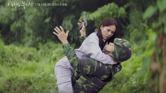 "Crash Landing On You": Duyên tiền định thế này mà Son Ye Jin và Hyun Bin không cưới nhau là quá phí - Ảnh 2.