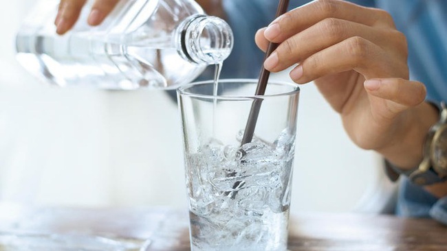 Bạn có biết: Uống nước lạnh là thói quen rất xấu của dân công sở, nhất là trong mùa dịch Covid-19? - Ảnh 1.