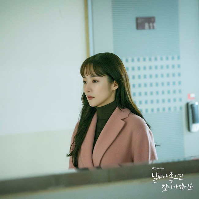 Cùng kết thân với tóc xõa mái mưa trong phim mới, liệu Park Min Young có đẹp xinh hút hồn bằng Seo Hyun và tình tin đồn của Lee Jong Suk? - Ảnh 2.