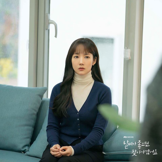 Cùng kết thân với tóc xõa mái mưa trong phim mới, liệu Park Min Young có đẹp xinh hút hồn bằng Seo Hyun và tình tin đồn của Lee Jong Suk? - Ảnh 1.