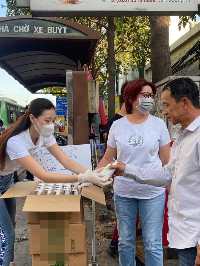 Phòng tránh dịch bệnh, Hoa hậu Khánh Vân cùng mẹ xuống phố tặng nước rửa tay cho người dân - Ảnh 4.