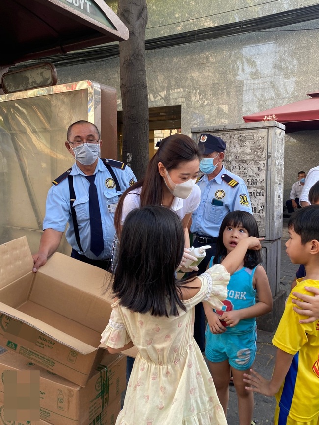 Phòng tránh dịch bệnh, Hoa hậu Khánh Vân cùng mẹ xuống phố tặng nước rửa tay cho người dân - Ảnh 7.