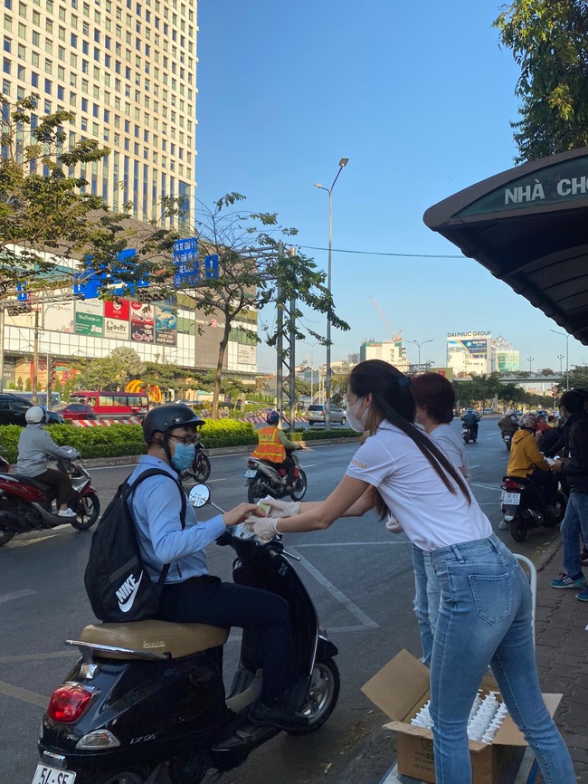 Phòng tránh dịch bệnh, Hoa hậu Khánh Vân cùng mẹ xuống phố tặng nước rửa tay cho người dân - Ảnh 8.