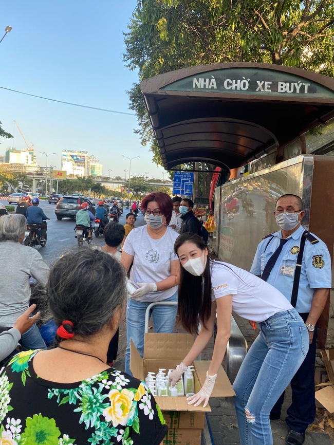 Phòng tránh dịch bệnh, Hoa hậu Khánh Vân cùng mẹ xuống phố tặng nước rửa tay cho người dân - Ảnh 5.