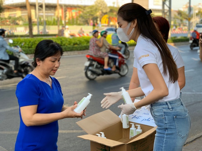 Phòng tránh dịch bệnh, Hoa hậu Khánh Vân cùng mẹ xuống phố tặng nước rửa tay cho người dân - Ảnh 3.