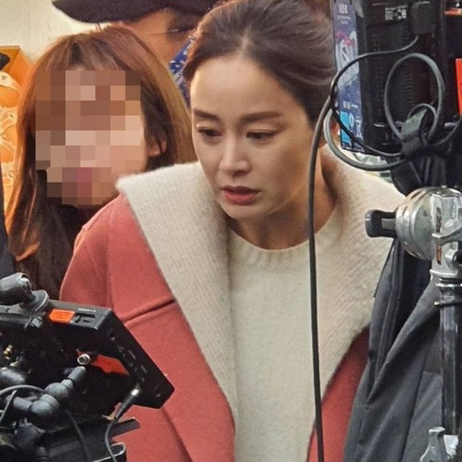 Kim Tae Hee làm ma nữ tấu hài trong phim thế sóng "Crash Landing On You": Để lộ bọng mắt to, da chảy xệ  - Ảnh 8.