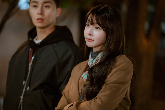Cùng kết thân với tóc xõa mái mưa trong phim mới, liệu Park Min Young có đẹp xinh hút hồn bằng Seo Hyun và tình tin đồn của Lee Jong Suk? - Ảnh 5.