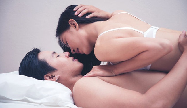 Nhận thức sai lầm trong tình dục khiến "cuộc sống giường chiếu" của các cặp vợ chồng sụt giảm, cần biết rõ để không mắc phải - Ảnh 2.