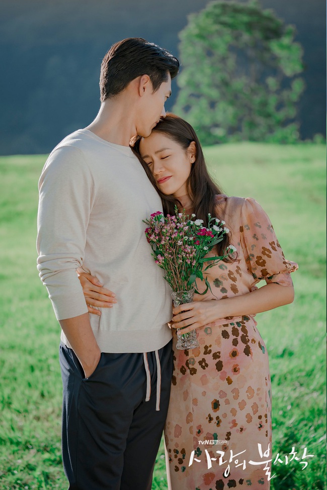 "Crash Landing On You": Bộ ảnh siêu ngọt ngào của Hyun Bin và Son Ye Jin, tiết lộ ý nghĩa loài hoa xuất hiện ở cuối phim - Ảnh 4.