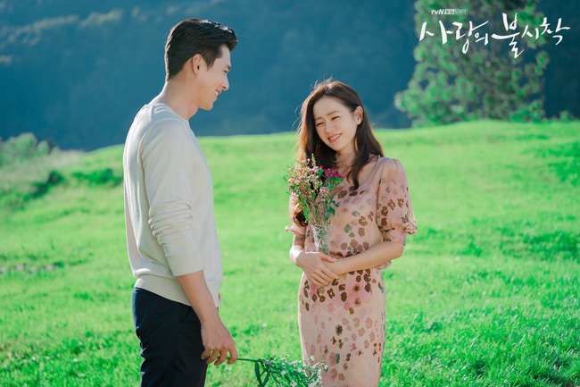 "Crash Landing On You": Bộ ảnh siêu ngọt ngào của Hyun Bin và Son Ye Jin, tiết lộ ý nghĩa loài hoa xuất hiện ở cuối phim - Ảnh 3.