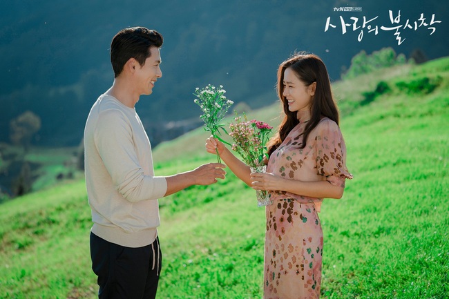 "Crash Landing On You": Bộ ảnh siêu ngọt ngào của Hyun Bin và Son Ye Jin, tiết lộ ý nghĩa loài hoa xuất hiện ở cuối phim - Ảnh 2.