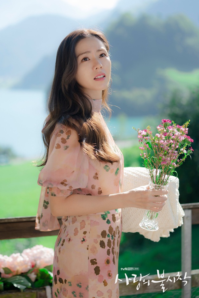 "Crash Landing On You": Bộ ảnh siêu ngọt ngào của Hyun Bin và Son Ye Jin, tiết lộ ý nghĩa loài hoa xuất hiện ở cuối phim - Ảnh 6.