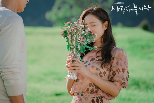 "Crash Landing On You": Bộ ảnh siêu ngọt ngào của Hyun Bin và Son Ye Jin, tiết lộ ý nghĩa loài hoa xuất hiện ở cuối phim - Ảnh 9.