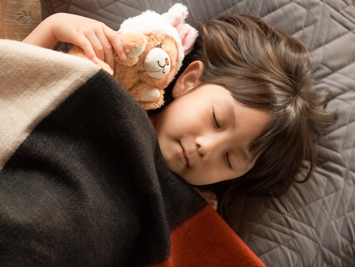 Bố mẹ lùn nhưng con gái 4 tuổi đã cao 110cm, bác sĩ khen ngợi gia đình đã làm đúng 3 yếu tố  - Ảnh 4.