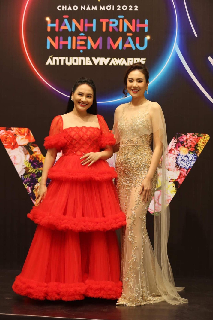 Thảm đỏ VTV Awards 2021: Mạnh Trường, Thanh Sơn lẻ bóng, Bảo Thanh như công chúa, bé Hoa Thương ngày nắng về quá xinh - Ảnh 4.
